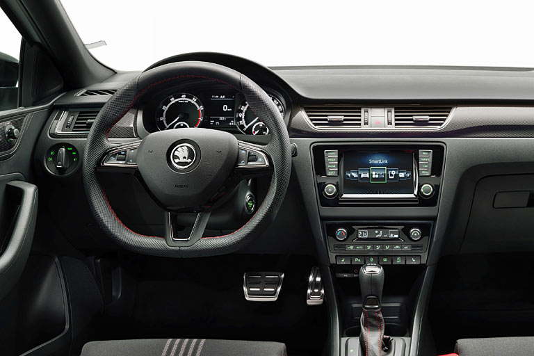 Das Interieur im Vorgänger Rapid wirkt im Vergleich deutlich gealtert, aber noch immer okay