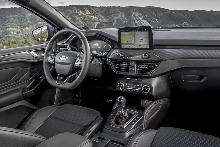 Überwiegend gut gemachtes Interieur mit hochsitzendem Monitor, der nicht für Fahrzeugeinstellungen nutzbar ist