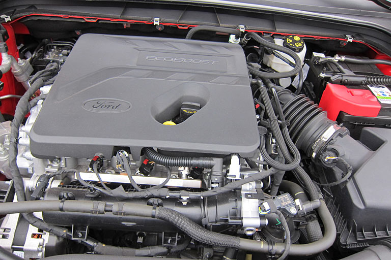 Obwohl die 1,5-Liter-Maschine nur ein Dreizylinder ist, verfügt sie zusätzlich über Zylinderabschaltung. Das Aggregat ist mit 182 PS kräftig, vor allem aber erstaunlich kultiviert