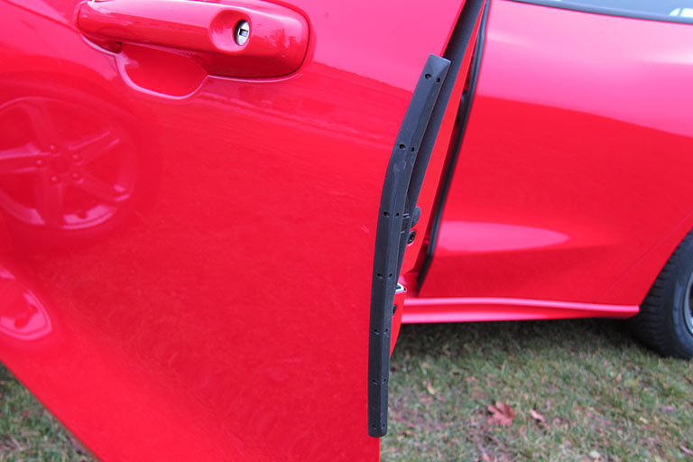 Nach wie vor praktisch und etwas klapprig ist der automatisch ausfahrende Türkantenschutz, der rein mechanisch arbeitet. Das Türschloss hätte man abdecken können