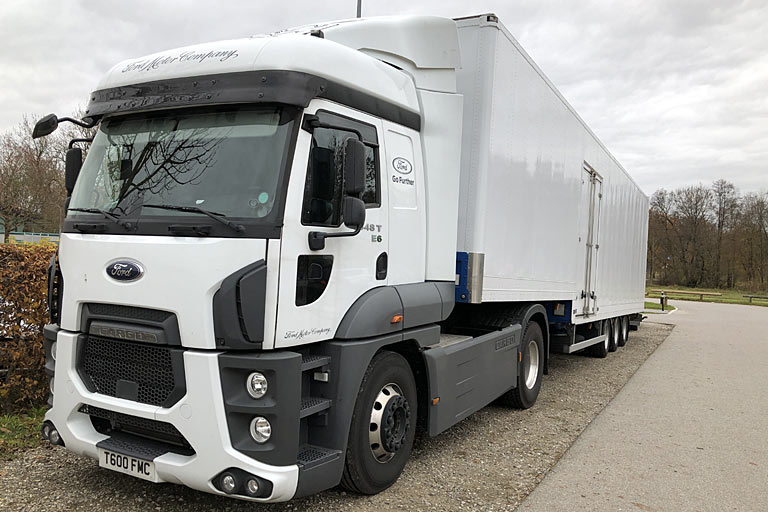 Für Fans der Marke noch ein Blick auf einen hierzulande seltenen Ford-Truck, mit dem die Kölner ihre Preziosen wie Oldtimer und den Ford GT zu Events transportieren