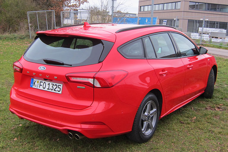 Die Heckgestaltung ist massenkompatibel. Fein: Es gibt noch echte Endrohre. Weniger fein: Dass sie rechts angeordnet sind. Gedanklich sollte man sich die serienmäßigen 17-Zoll-Räder vorstellen, die Ford dem Testauto zur M+S-Zeit nicht gegönnt hat