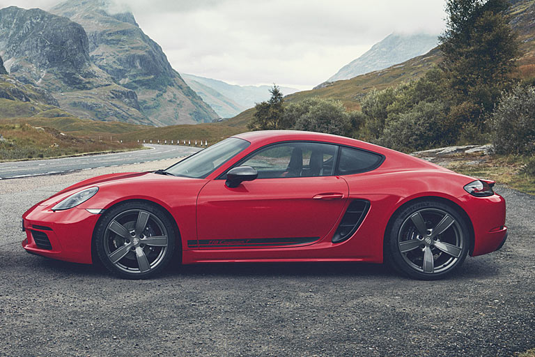 ... auch als Cayman. Optische Kennzeichen sind u.a. die grauen 20-Zöller und die PASM-Tieferlegung, die es sonst mit dem 300-PS-Basismotor nicht gibt