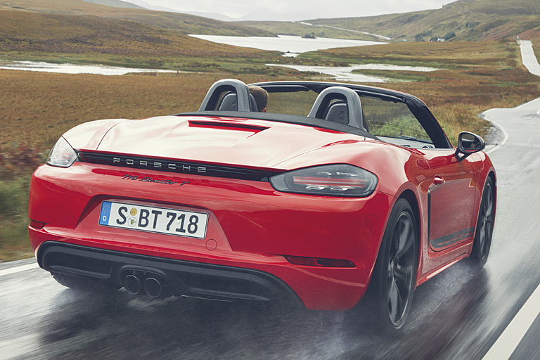 Auch die Auspuffanlage mit schwarz verchromten, mittig angeordneten Doppelendrohren gehört zum T-Paket