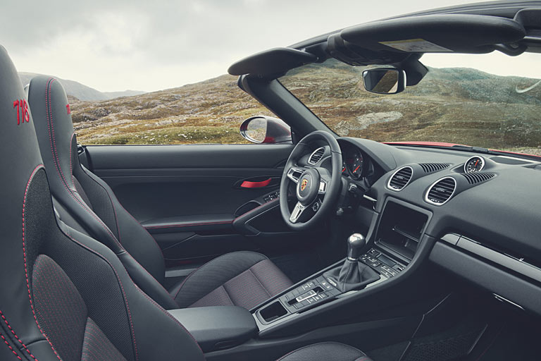 Das Sport-Chrono-Paket ist serienmäßig. Der Gewichtsreduzierung dienen puristische Schlaufen anstelle von Griffen, nur teilelektrische Sitze und &raquo;