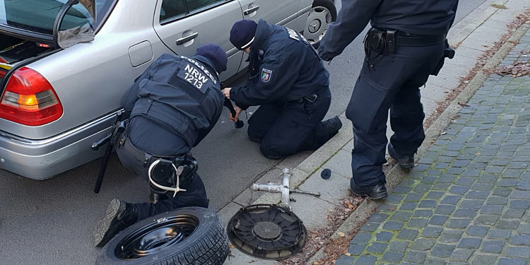 Panorama: Polizisten montieren 96-Jährigem das Reserverad