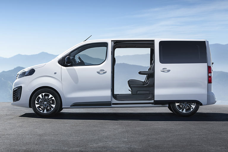 Zwei (optional elektrisch inkl. Fußsensorik bedienbare) Schiebetüren sind Standard