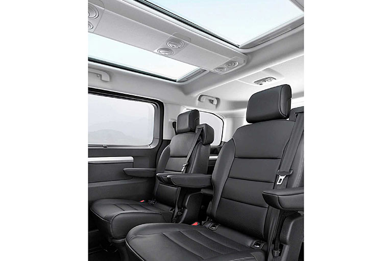 Ein geteiltes Panoramadach ist bestellbar, ebenso Ledersitze. Sie lassen sich auf Schienen längs verschieben