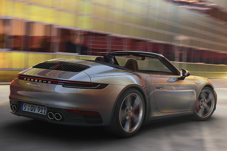 Die Variante ohne Allradantrieb ist jetzt genauso breit wie das Allradmodell, verfügt aber über vier runde Endrohre