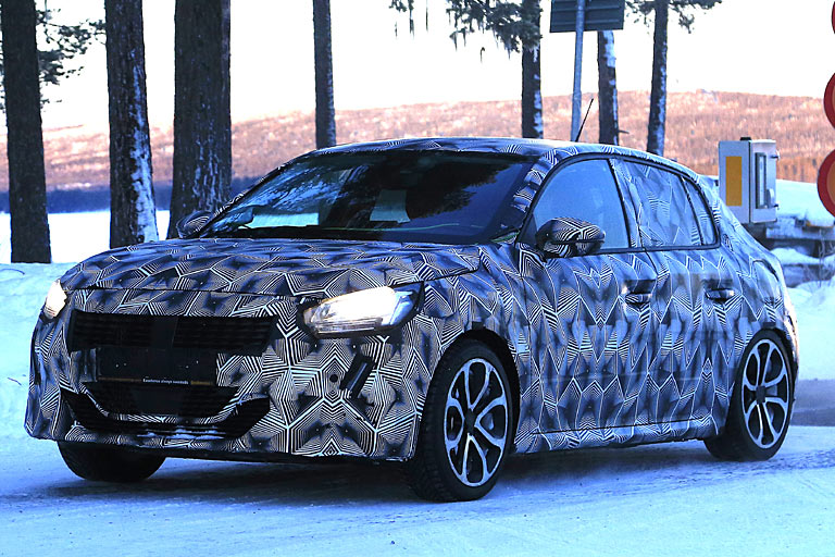 Der neue 208 trägt eine bulligere, höhere, vertikalere Front mit kleineren Scheinwerfern und separatem Tagfahrlicht