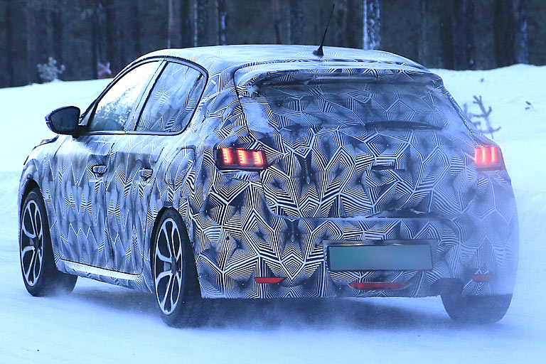 Das Heck zeichnet sich durch neue LED-Leuchten im 3-Krallen-Look, einen markanteren Dachkantenspoiler, eine geradere Scheibe und das in die Schürze verbannte Kennzeichen aus