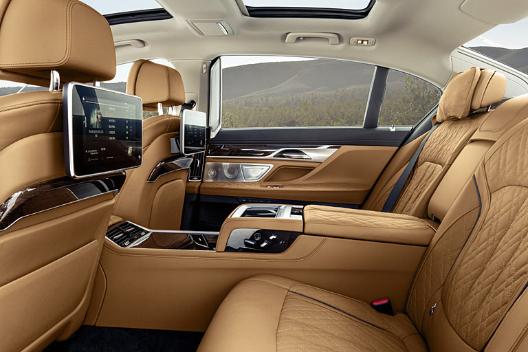 Dazu zählet die aufwendige Ledersteppung und das neue Entertainment-System für den Fond