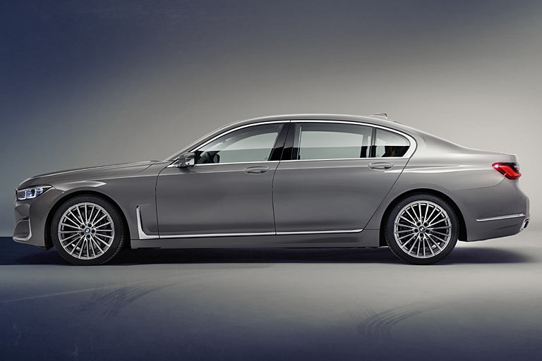 Die diversen Chrom-Applikationen sind auch in dunkler Ausführung erhältlich. Neue Räderdesigns und Außenfarben komplettieren die Auffrischung