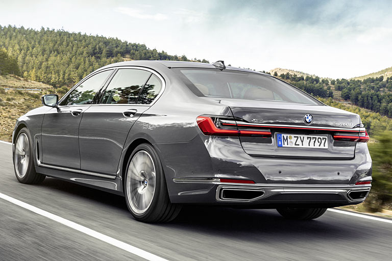 Auch von hinten bietet der 7er jetzt mehr fürs Auge. Neben dem etwas kantigeren Kofferraumdeckel und der markanteren Schürze mit tiefer positionierten Rückstrahlern sind es vor allem &raquo;