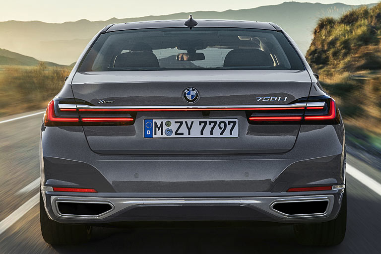 ... die neuen Heckleuchten, die das Bild bestimmen. Sie sind gerader, flacher und dreidimensionaler als bisher gestaltet und mittig durch eine sechs Millimeter dünne Lichtleiste verbunden, die immer leuchtet