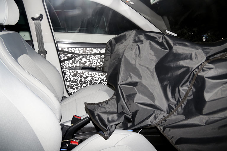 Den Innenraum haben die Testfahrer sorgfältig gegen Fotos geschützt. Ob er weiter so hochwertig daherkommt wie bisher, bleibt abzuwarten