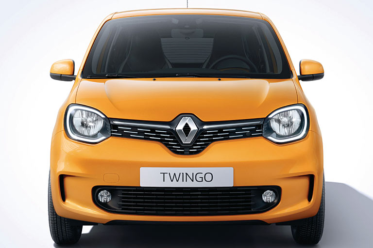 Das Tagfahrlicht ist fortan als C-förmige Signatur im Hauptscheinwerfer untergebracht und dient zugleich als Blinker. Die Frontschürze setzt auf mehr Breitenwirkung