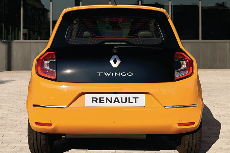 Zusätzliche Dekorleisten und ein modifizierter Kennzeicheneinsatz an der Heckschürze. Bei den Leuchten müssen schwarze Blenden reichen, um den optischen C-Eindruck hervorzurufen