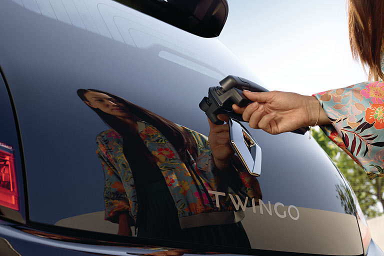 Praktisch: Dank eines kleinen Griffs lässt sich die Heckklappe nun viel bequemer öffnen als zuvor. Auch der Zugang zum Motor soll vereinfacht worden sein