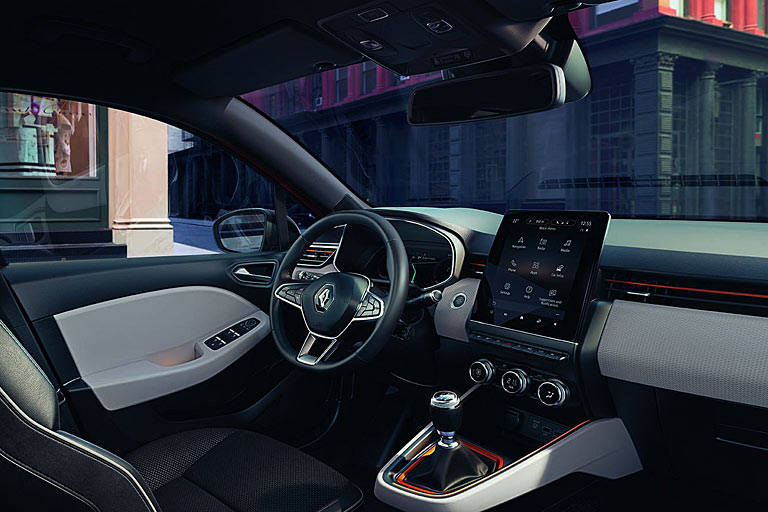 Zentrale Elemente sind der nicht weniger als 9,3 Zoll große, vertikale Screen, der hochgesetzte Schalthebel, die beleuchtete Mittelkonsole und die elektrische Handbremse