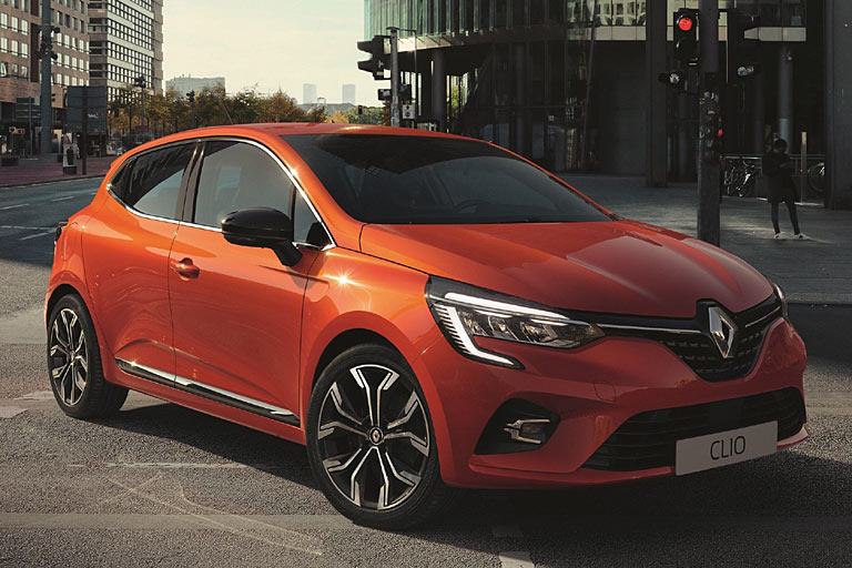 Größere Räder, um drei Zentimeter abgesenkte Karosserie, stark konturierte Motorhaube: Der Clio ist erwachsen geworden. Das vordere Dreiecksfenster mit stehenden Spiegeln bleibt bestehen