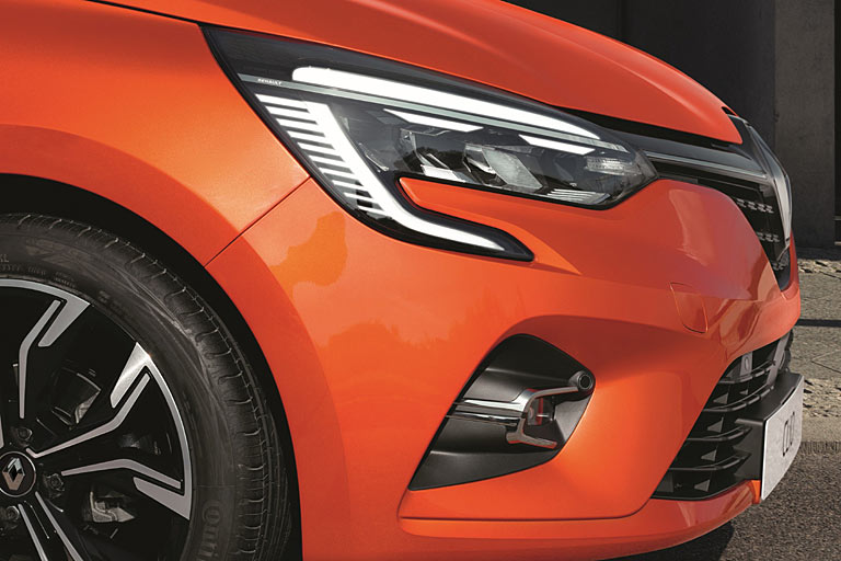 Das Tagfahrlicht zieht sich aus dem Hauptscheinwerfer in die Frontschürze. Die Umsetzung ist schöner gelungen als bei den großen Renaults, weil etwas zurückhaltender und einteilig