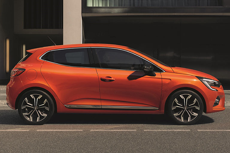 Die Türen sind unten weiterhin betont, aber nicht mehr schwarz. Sogar eine Chrom(farbene)-Einfassung der Fenster gibt es. Der Tankdeckel kommt endlich ohne Eingriff aus