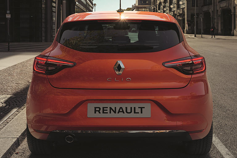 Das Heck zeigt eine gelungene Evolution. Die Chromleiste zieht von der Klappe in die Schürze um, die Rückstrahler sind schöner eingepasst