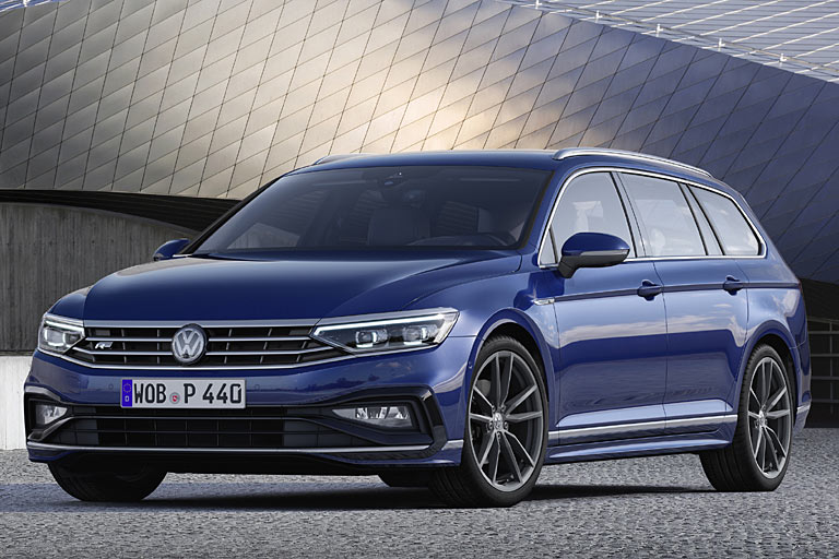 Fast fünf Jahre nach dem Start erhält der Passat das langersehnte Facelift. Kennzeichen sind die markantere Front mit größerem Grill und neuer Schürze, hier als R-Line