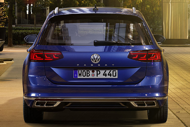 Wie bei allen neuen VW und auch sonst fast allen neuen Autos ist der Modellschriftzug nun mittig geklebt. Die Doppelblenden der R-Line sind etwas aufdringlich geraten