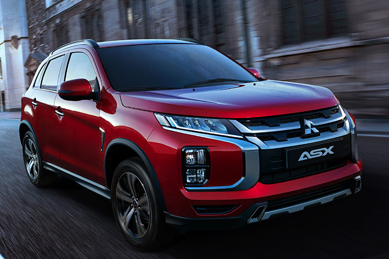 Zum vierten Mal seit dem Start frischt Mitsubishi den ASX auf. Wesentliches Merkmal ist die neue Schürze mit auffällig integrierten Blinkern/Nebelleuchten im äußeren Bereich