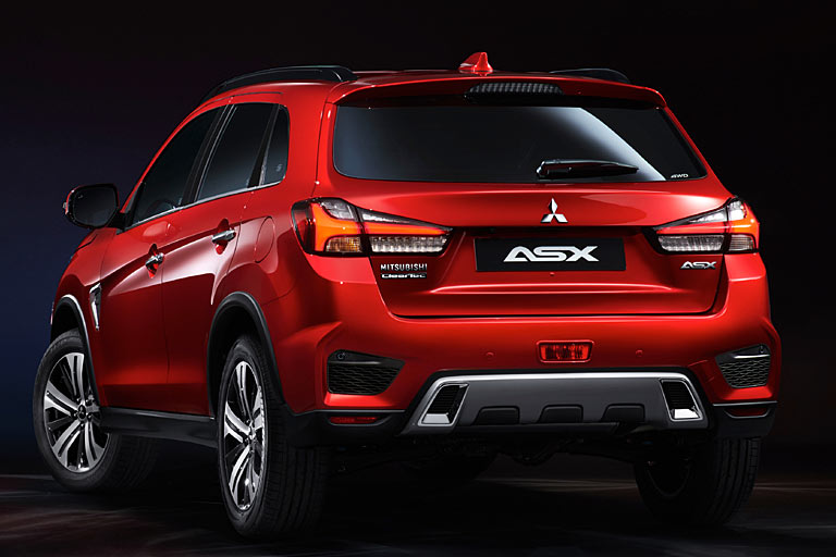 Das Schmuckelement am vorderen Radhaus ist nun vertikal angebracht. Am chrombefreiten Heck gibt es eine neue Schürze und Teil-LED-Rückleuchten