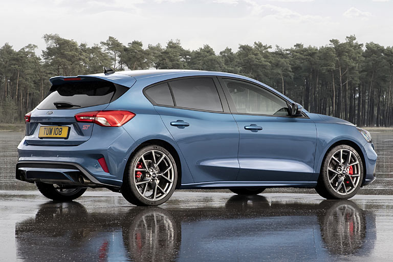 Der Heckspoiler fällt noch größer aus als beim ST-Line, und er ist etwas steiler gestellt