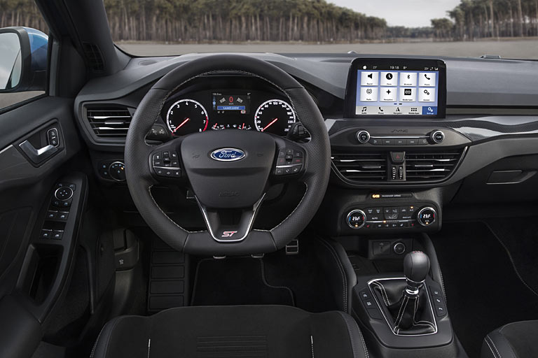 Im Übrigen sind die Unterschiede zu den schwächeren Focus-Modellen überschaubar, zumal die bisherigen Zusatzinstrumente auf der Mittelkonsole schon aus Platzgründen abgeschafft wurden