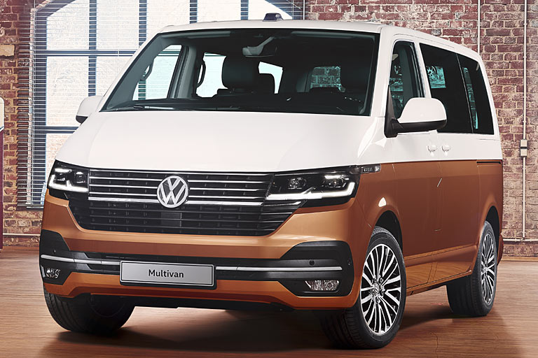 Bulli forever: Volkswagen Nutzfahrzeuge hat sein Flaggschiff Multivan noch einmal überarbeitet. Erkennungsmerkmal ist die neue Front mit flacheren Scheinwerfern, nach unten verlängertem Grill und &raquo;