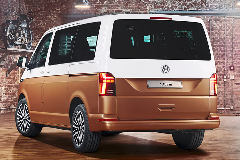 Die Seitenansicht bleibt von neuen Räderdesigns abgesehen unverändert, am Heck beschränken sich die Neuerungen auf die Signatur der Leuchten, die nun moderner, aber auch unruhiger wirkt