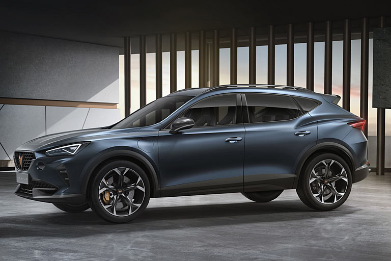 Insgesamt sieht der Wagen so aus, als ob sich die Ateca-Designer einmal ohne all die Großserienzwänge ausleben durften. Die Seat-typischen Sicken sind hier speziell hinten deutlich auffälliger ins Blech gedengelt