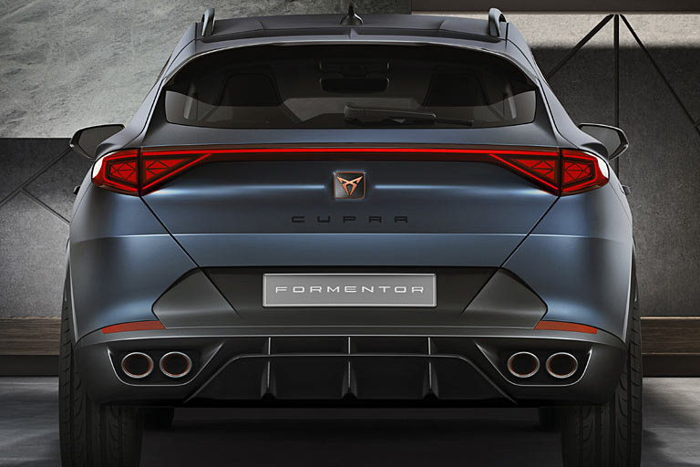 Scharfe Linien, groooßer Dachkantenspoiler, vier Endrohre und schicke Lichter mit durchgehendem Band sind die Merkmale am Formentor-Heck. Der mattblaue Lack wirkt gut