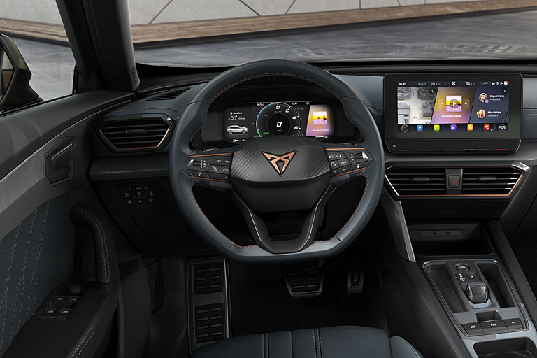 Das Interieur ist etwas braver gezeichnet und auf Anhieb als aus dem VW-Konzern kommend zu identifizieren &ndash; was kein Nachteil ist. Der Zentralmonitor ist zehn Zoll groß, darunter sitzt eine Touchleiste als Klimabedieneinheit