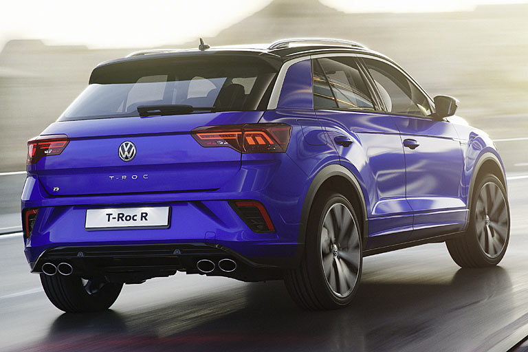 Auch die Heckschürze zeigt neue Details, auffällig ist aber vor allem die vierflutige Abgasanlage von Aprokovic