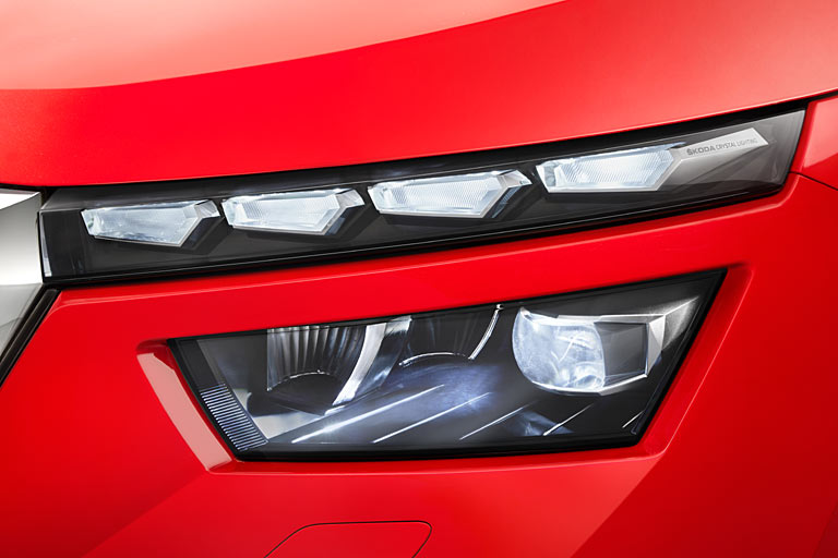 Die Scheinwerfer sind das Erkennungszeichen des kleinsten K...q-Modells. Man wird sich daran gewöhnen, ganz so wie an die Vier-Augen-Optik beim Octavia-Facelift