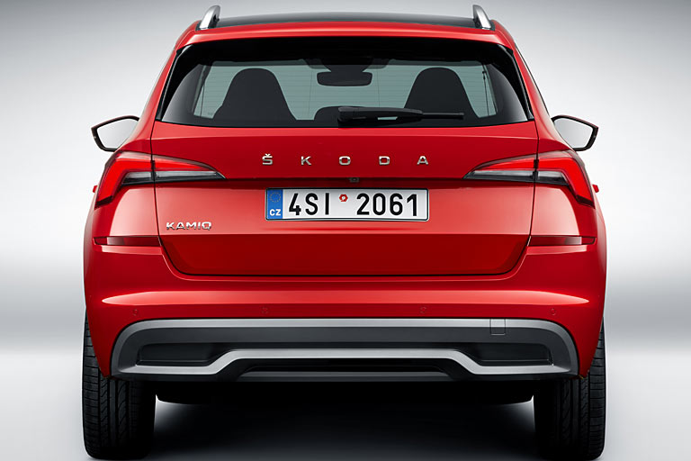 Prägnanter Marken- und etwas verlorener Modellschriftzug. Die hochgesetzten, flachen Rückstrahler gefallen