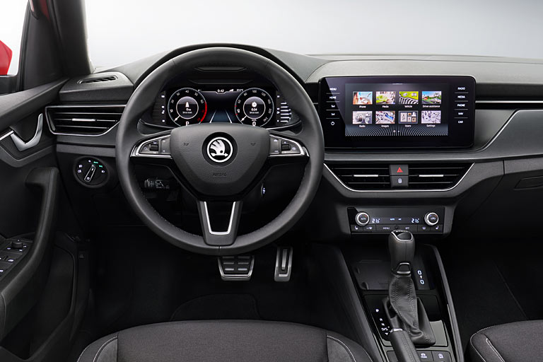 Das Interieur stammt praktisch unverändert vom Scala. Schade: Die Klimabedieneinheit ist zu karg geraten. Fein: Der Zentralbildschirm bis zu 9,2 Zoll groß. Primitiv: Anderswo bekommt man eine elektrische Handbremse