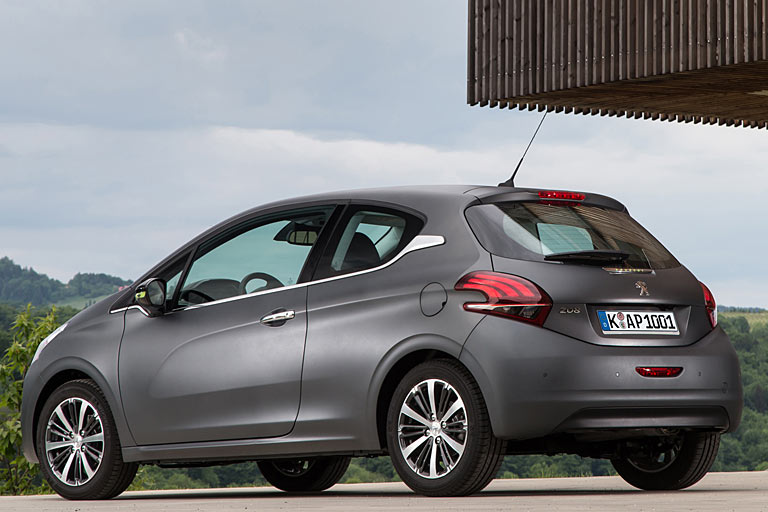 Letzter Blick auf den auslaufenden 208 erster Generation, weil er der letzte dreitürige Kleinwagen der Marke war &ndash; und einer der letzten überhaupt: Nur noch Mini und Toyota Yaris sind ohne Fondtüren im Angebot