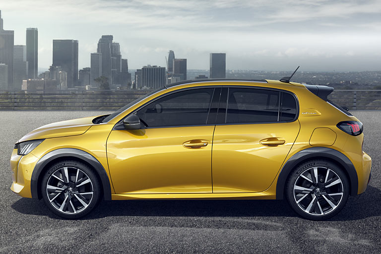 Das vordere Dreiecksfenster, der Schwung in der Fensterlinie und die Verblendung in der C-Säule sind Geschichte. Beim (auf der falschen Seite platzierten) Tankdeckel ist dem Designer aber wohl etwas die Phantasie durchgegangen