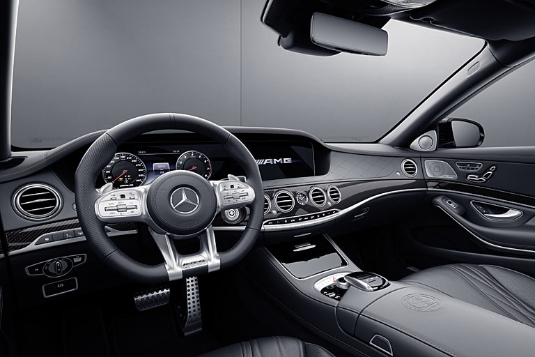 Diese Farbkombination findet sich auch im Interieur, etwa an Sitzen und Fußmatten. Die Ausstattung ist reichhaltig