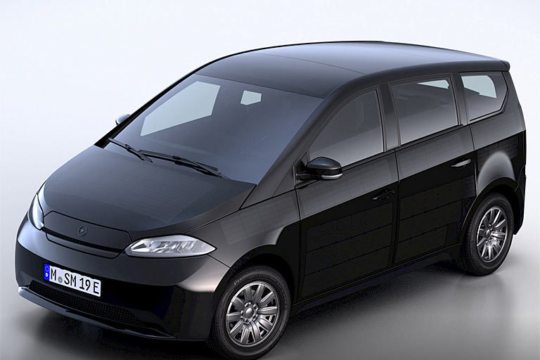 Die Solarpanele sind jetzt plan und unauffälliger in Türen, Hauben und Dach integriert. Das Auto ist auch länger und breiter geworden. Neu sind zudem die Scheinwerfer