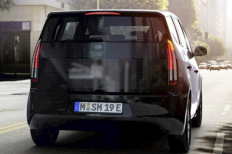 Schön ist anders: Kleine Scheibe und schmale LED-Rückleuchten kennzeichnen das steile Heck. Der Kofferraum soll über 600 Liter Volumen bieten