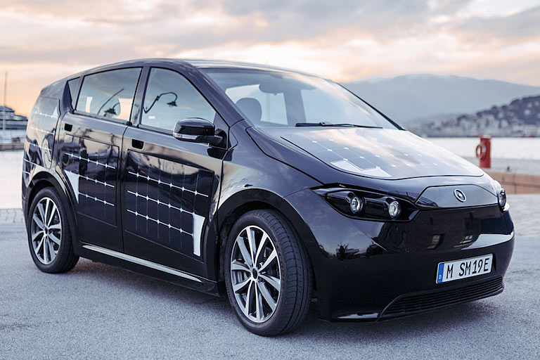 Der bisher gezeigte Prototyp war kleiner, verfügte aber über größere Räder und schönere Radhäuser. Auch die A-Säulen-Wurzel war komplett anders gelöst, die Flanke besser strukturiert und die Frontschürze schöner an die Leuchten angepasst