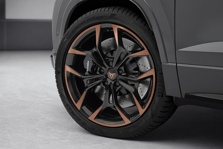 Zum Paket gehören kupferfarbene 20-Zoll-Räder. Die Brembo-Bremsanlage ist sowieso Standard. Motorseitig bleibt es beim 2,0 TSI mit 300 PS